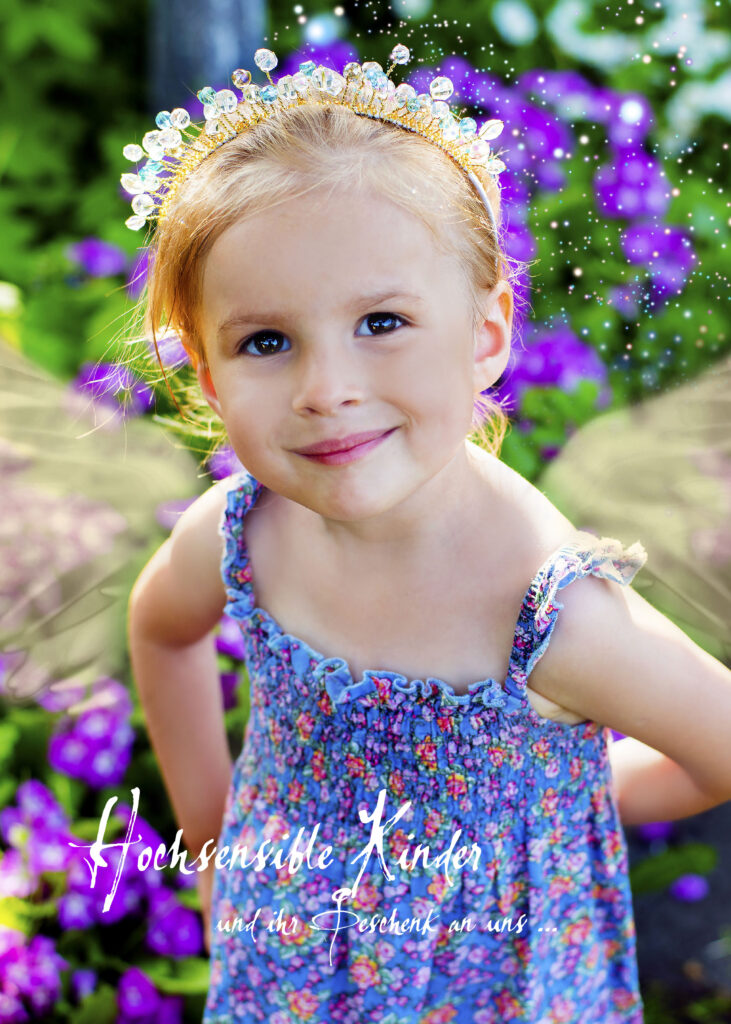 Kleines Mädchen lächelt in die Kamera. Blumen im Hintergrund. Hochsensible Kinder fördern.